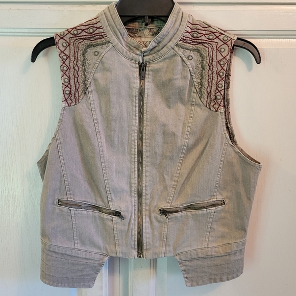 Buckle BKE Outerwear Gray With Red Embroidery Zip Up Vest - Picture 1 of 9